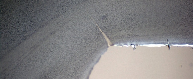 Makroskopische Untersuchung eines Risses an Kunststoffformteil Dienstleistungen Kunststoffe Polymere