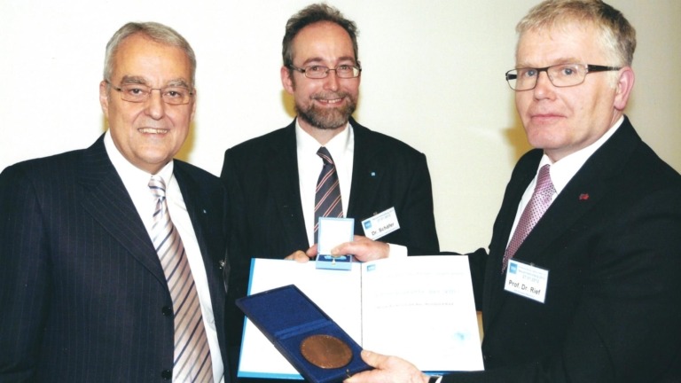 Überreichung der VDI-Ehrenplakette an Herrn Prof. Dr.-Ing. Bernhard Rief Leiter des VDI-Arbeitskreises Kunststofftechnik erhält die VDI-Ehrenplakete
