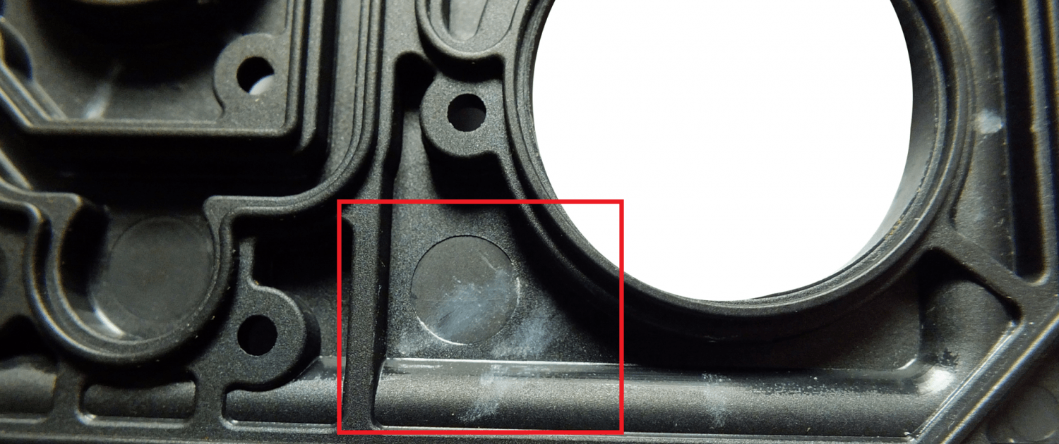 Schlieren im Bereich eines Auswerfers Schadensanalyse an Kunststoffen