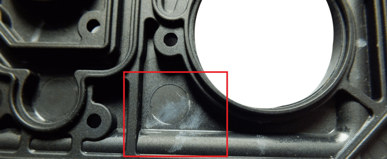 Schlieren im Bereich eines Auswerfers Schadensanalyse an Kunststoffen