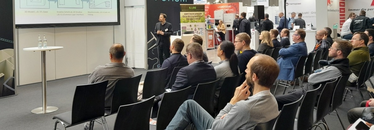 KPA-Messe 2024 - Publikum bei Vortrag IKET auf der KPA Kunststoff Produkte Aktuell in Ulm