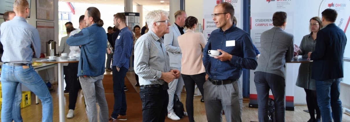 Besucher im Foyer Plastics Future Day 2024